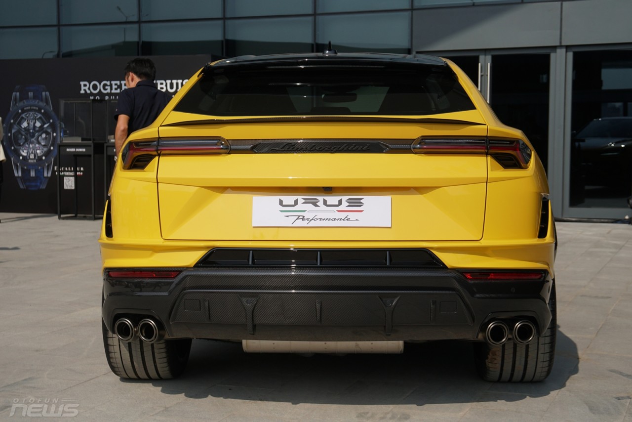 Lamborghini Urus Performante chính hãng có giá 16,5 tỷ đồng