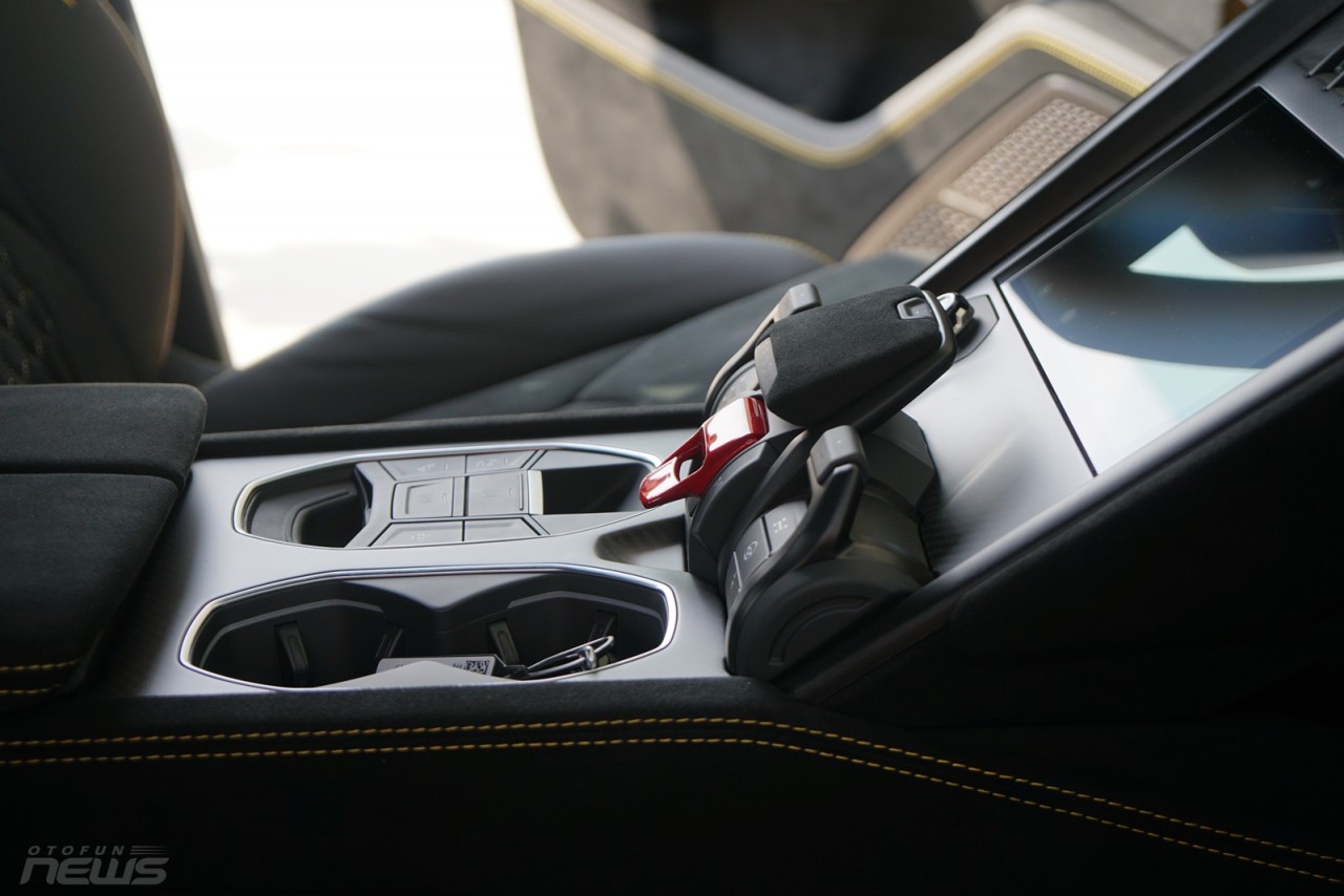 Lamborghini Urus Performante chính hãng có giá 16,5 tỷ đồng