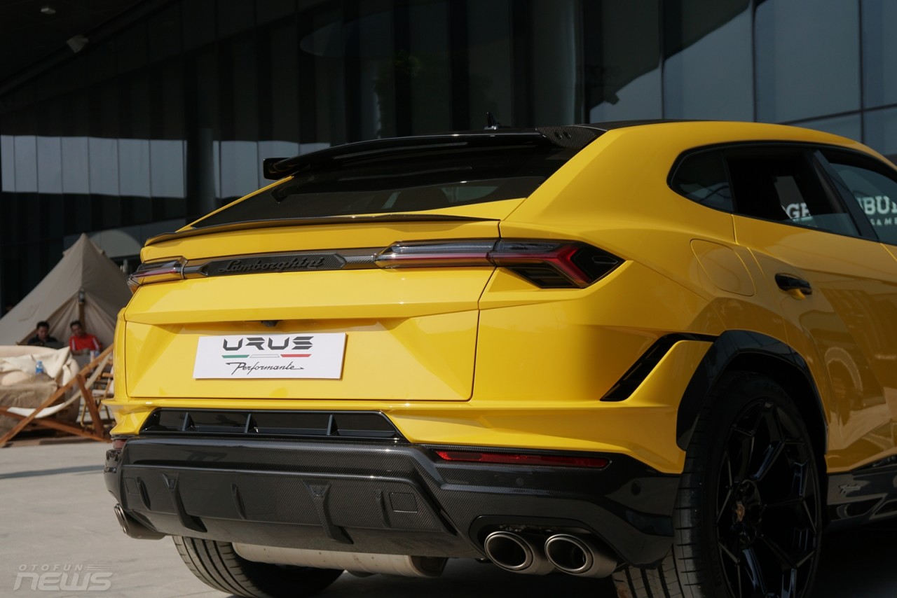 Lamborghini Urus Performante chính hãng có giá 16,5 tỷ đồng