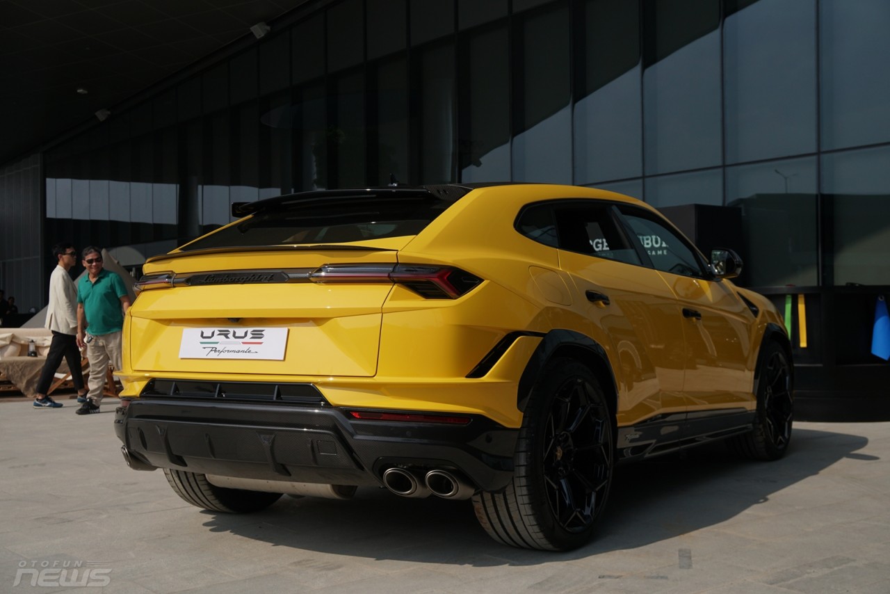 Lamborghini Urus Performante chính hãng có giá 16,5 tỷ đồng