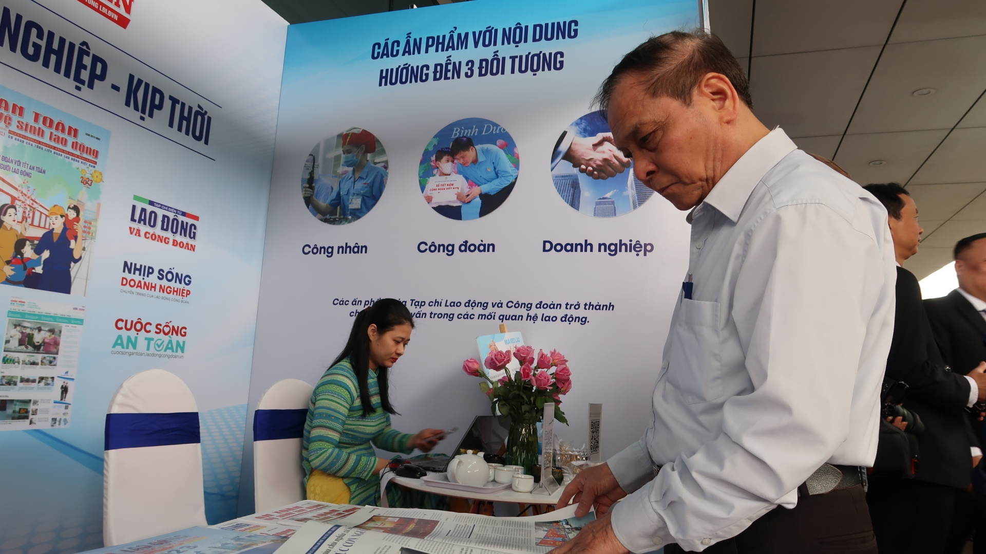 Bạn đọc trân quý từng ấn phẩm Tạp chí Lao động và Công đoàn tại Hội báo Toàn quốc 2023