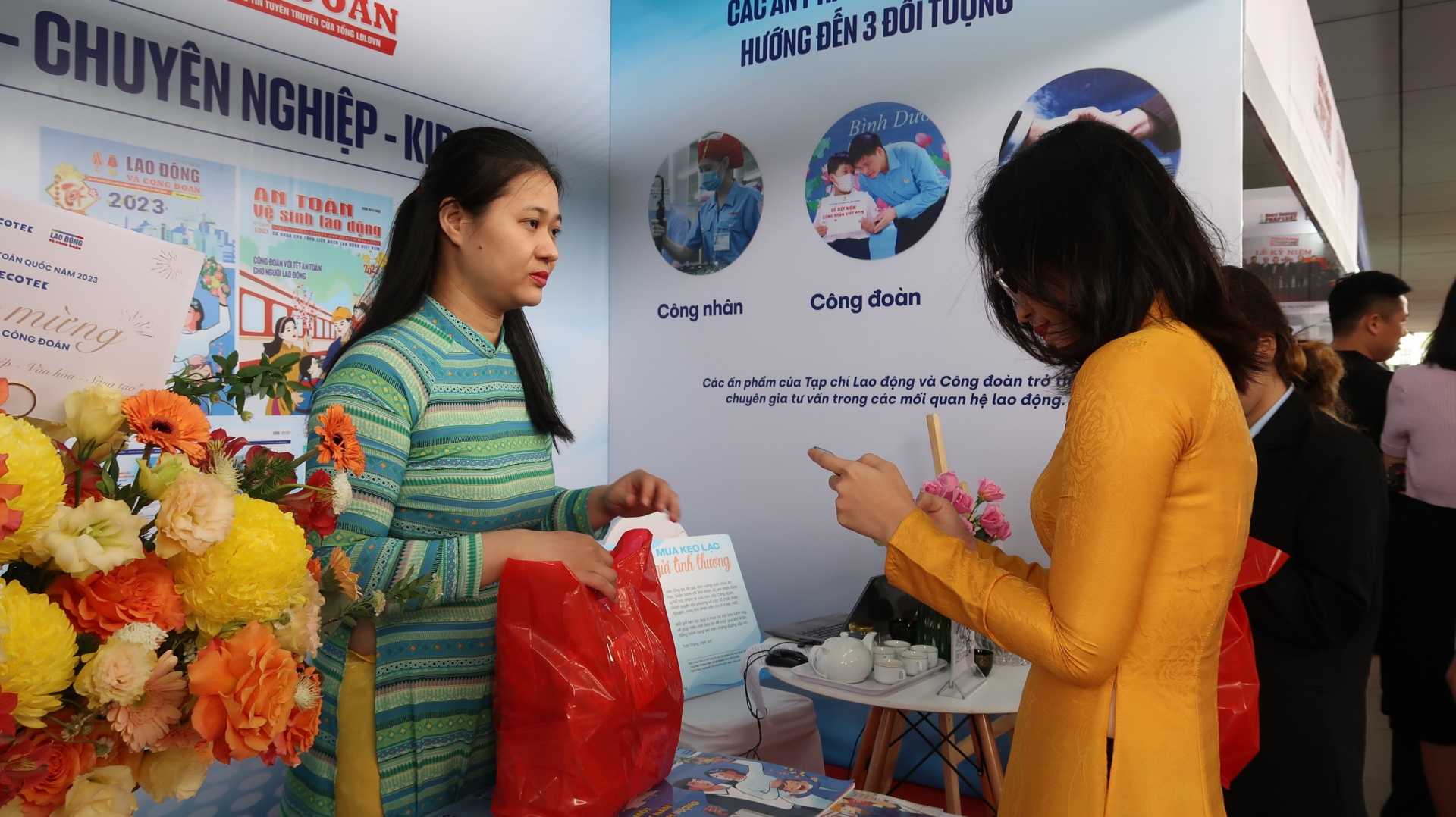 Bạn đọc trân quý từng ấn phẩm Tạp chí Lao động và Công đoàn tại Hội báo Toàn quốc 2023