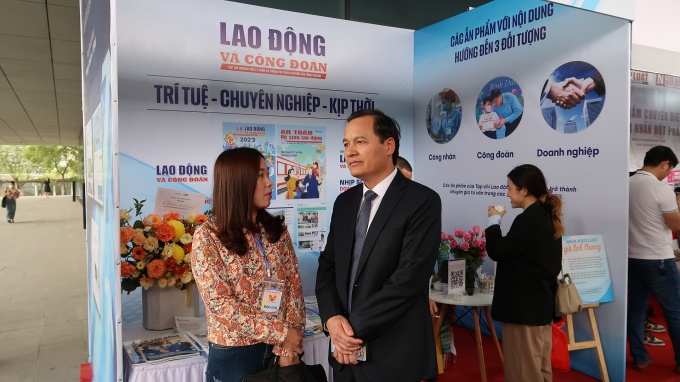 Bạn đọc trân quý từng ấn phẩm Tạp chí Lao động và Công đoàn tại Hội báo Toàn quốc 2023