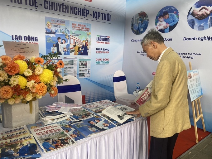 Bạn đọc trân quý từng ấn phẩm Tạp chí Lao động và Công đoàn tại Hội báo Toàn quốc 2023