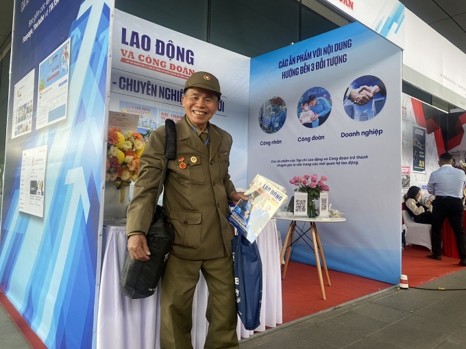 Bạn đọc trân quý từng ấn phẩm Tạp chí Lao động và Công đoàn tại Hội báo Toàn quốc 2023