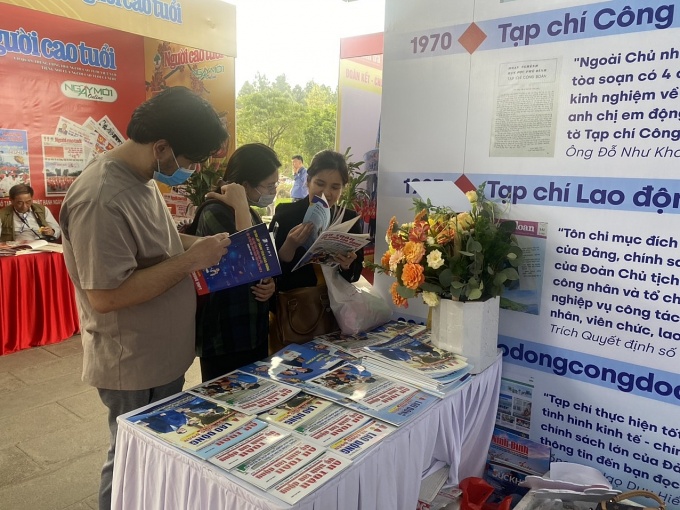 Bạn đọc trân quý từng ấn phẩm Tạp chí Lao động và Công đoàn tại Hội báo Toàn quốc 2023