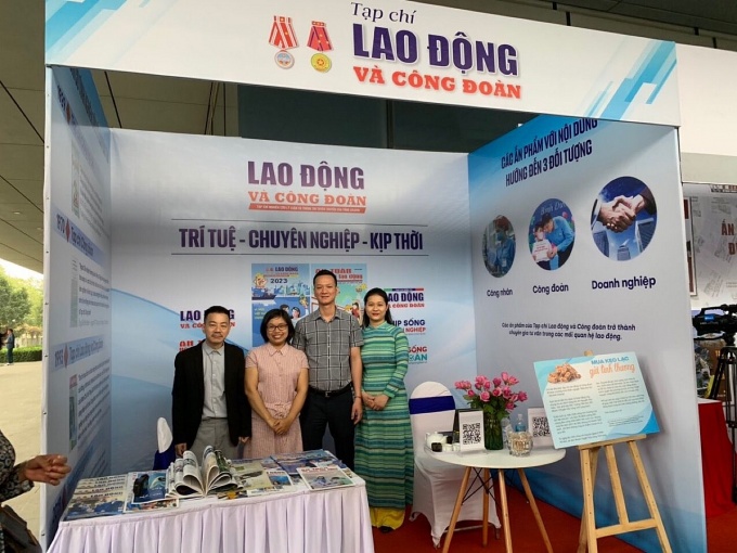 Bạn đọc trân quý từng ấn phẩm Tạp chí Lao động và Công đoàn tại Hội báo Toàn quốc 2023