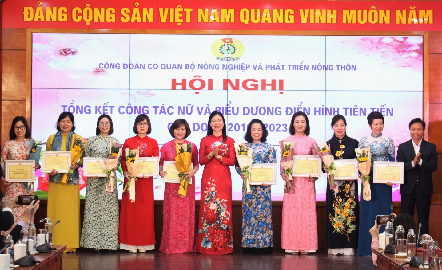 Công đoàn Nông nghiệp và PTNT Việt Nam: 75 năm hình thành và phát triển Công đoàn Nông nghiệp và PTNT Việt Nam: 75 năm hình thành và phát triển