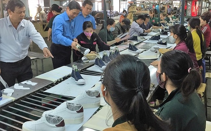 Phát triển đội ngũ công nhân trong doanh nghiệp ở miền Trung - Tây Nguyên hiện nay Phát triển đội ngũ công nhân trong doanh nghiệp ở miền Trung - Tây Nguyên hiện nay