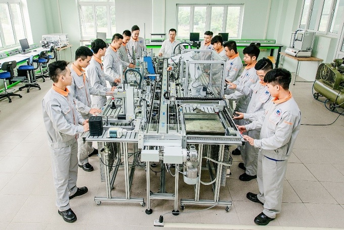 Sự chuyển dịch trình độ của lao động Việt Nam: Những vấn đề cần bàn luận Phát triển đội ngũ công nhân trong doanh nghiệp ở miền Trung - Tây Nguyên hiện nay