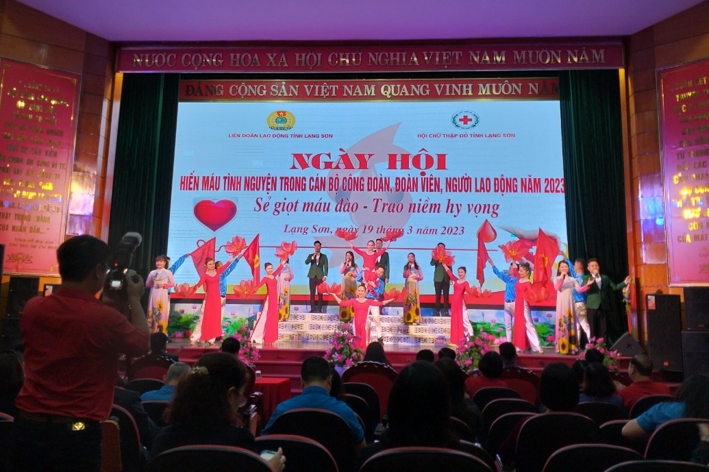 Biểu dương cá nhân, gia đình ĐVCĐ tiêu biểu trong phong trào hiến máu tình nguyện Biểu dương cá nhân, gia đình ĐVCĐ tiêu biểu trong phong trào hiến máu tình nguyện