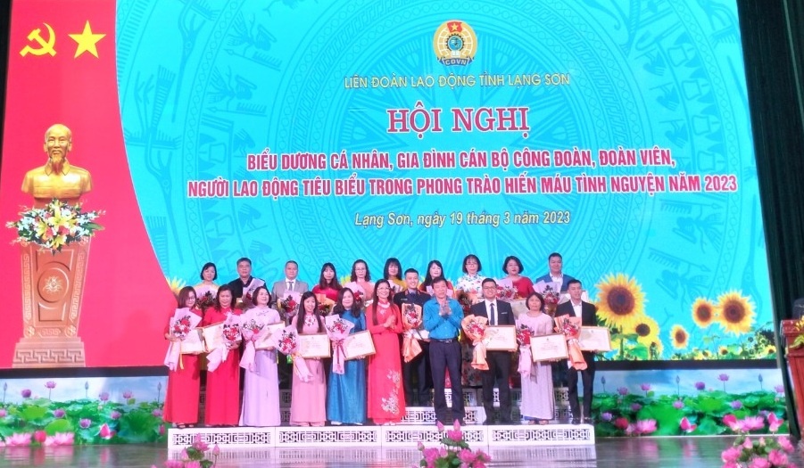 Biểu dương cá nhân, gia đình ĐVCĐ tiêu biểu trong phong trào hiến máu tình nguyện Biểu dương cá nhân, gia đình ĐVCĐ tiêu biểu trong phong trào hiến máu tình nguyện