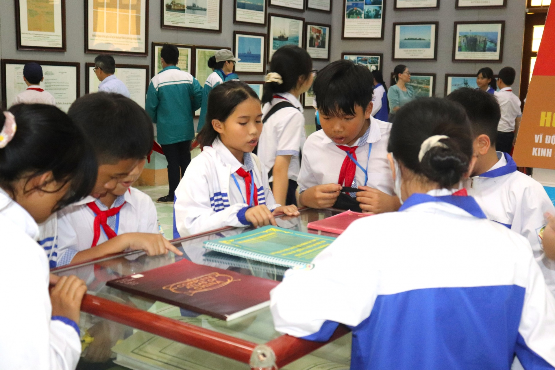 “Hoàng Sa, Trường Sa của Việt Nam - Những bằng chứng lịch sử và pháp lý” “Hoàng Sa, Trường Sa của Việt Nam - Những bằng chứng lịch sử và pháp lý”