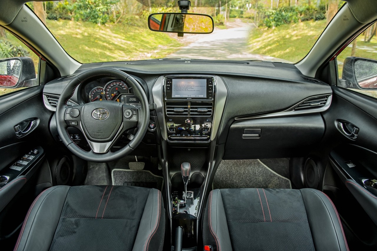 Sedan cỡ B Volkswagen Virtus 2023 hơn gì Toyota Vios mà giá gần gấp đôi?