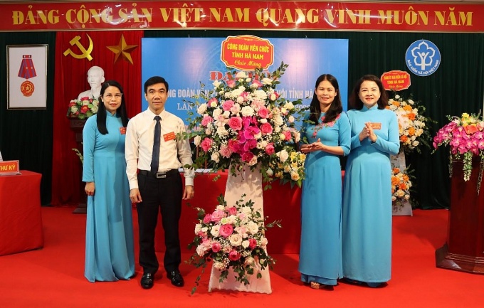 Đ/c Nguyễn Thị Hường – Phó Chủ tịch Công đoàn Viên chức tỉnh phát biểu chỉ đạo và tặng hoa chúc mừng Đại hội. Ảnh: BHXH tỉnh Hà Nam