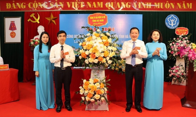 Đ/c Trần Mạnh Toàn – Bí thư Đảng ủy, Giám đốc BHXH tỉnh phát biểu chỉ đạo và tặng hoa chúc mừng Đại hội