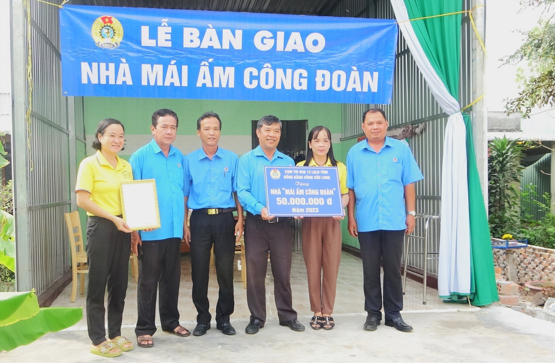 ĐBSCL: Bàn giao nhà “Mái ấm Công đoàn” chào mừng đại hội công đoàn các cấp