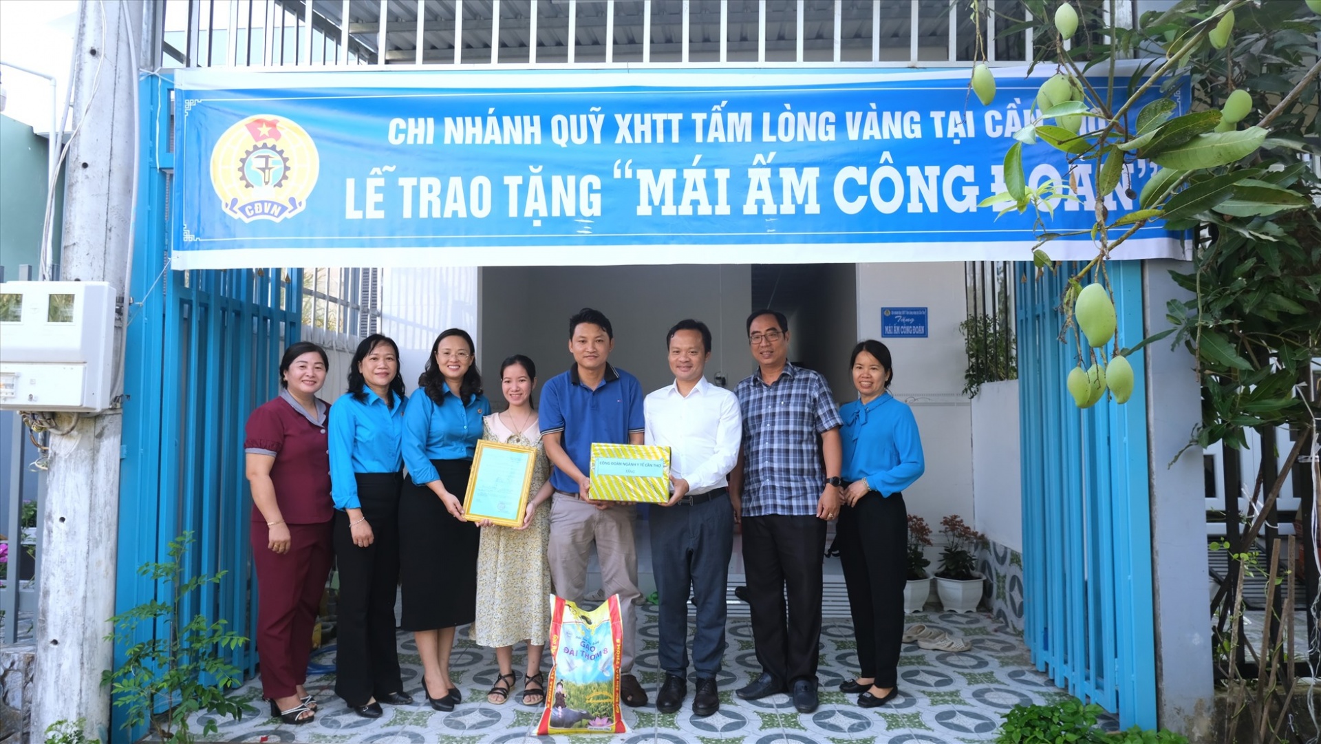 ĐBSCL: Bàn giao nhà “Mái ấm Công đoàn” chào mừng đại hội công đoàn các cấp