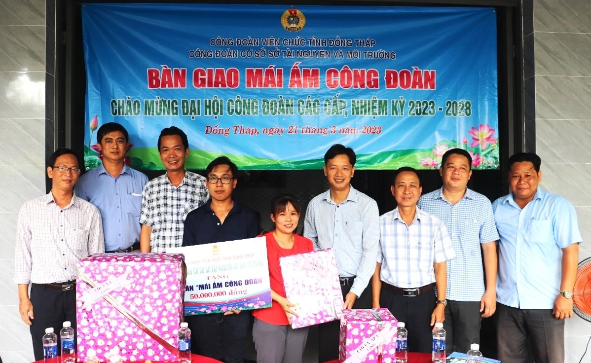 ĐBSCL: Bàn giao nhà “Mái ấm Công đoàn” chào mừng đại hội công đoàn các cấp