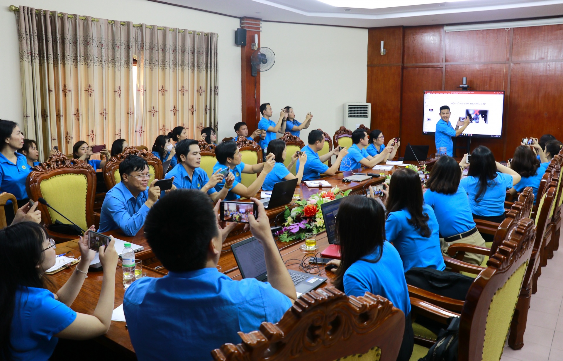 Tập huấn nâng cao kỹ năng truyền thông báo chí cho cán bộ công đoàn Nghệ An Tập huấn nâng cao kỹ năng truyền thông báo chí cho cán bộ công đoàn Nghệ An