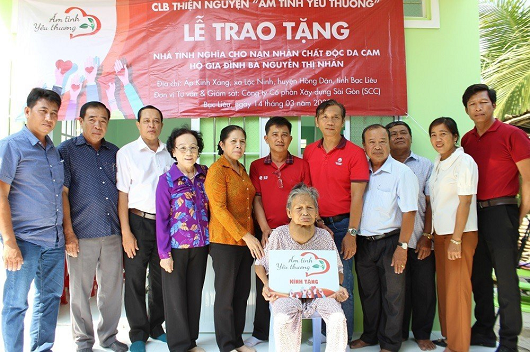 CLB Thiện nguyện Ấm tình yêu thương trao tặng nhà tình nghĩa cho bà Nguyễn Thị Nhãn CLB Thiện nguyện Ấm tình yêu thương trao tặng nhà tình nghĩa cho bà Nguyễn Thị Nhãn