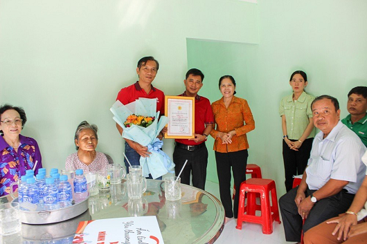 CLB Thiện nguyện Ấm tình yêu thương trao tặng nhà tình nghĩa cho bà Nguyễn Thị Nhãn CLB Thiện nguyện Ấm tình yêu thương trao tặng nhà tình nghĩa cho bà Nguyễn Thị Nhãn