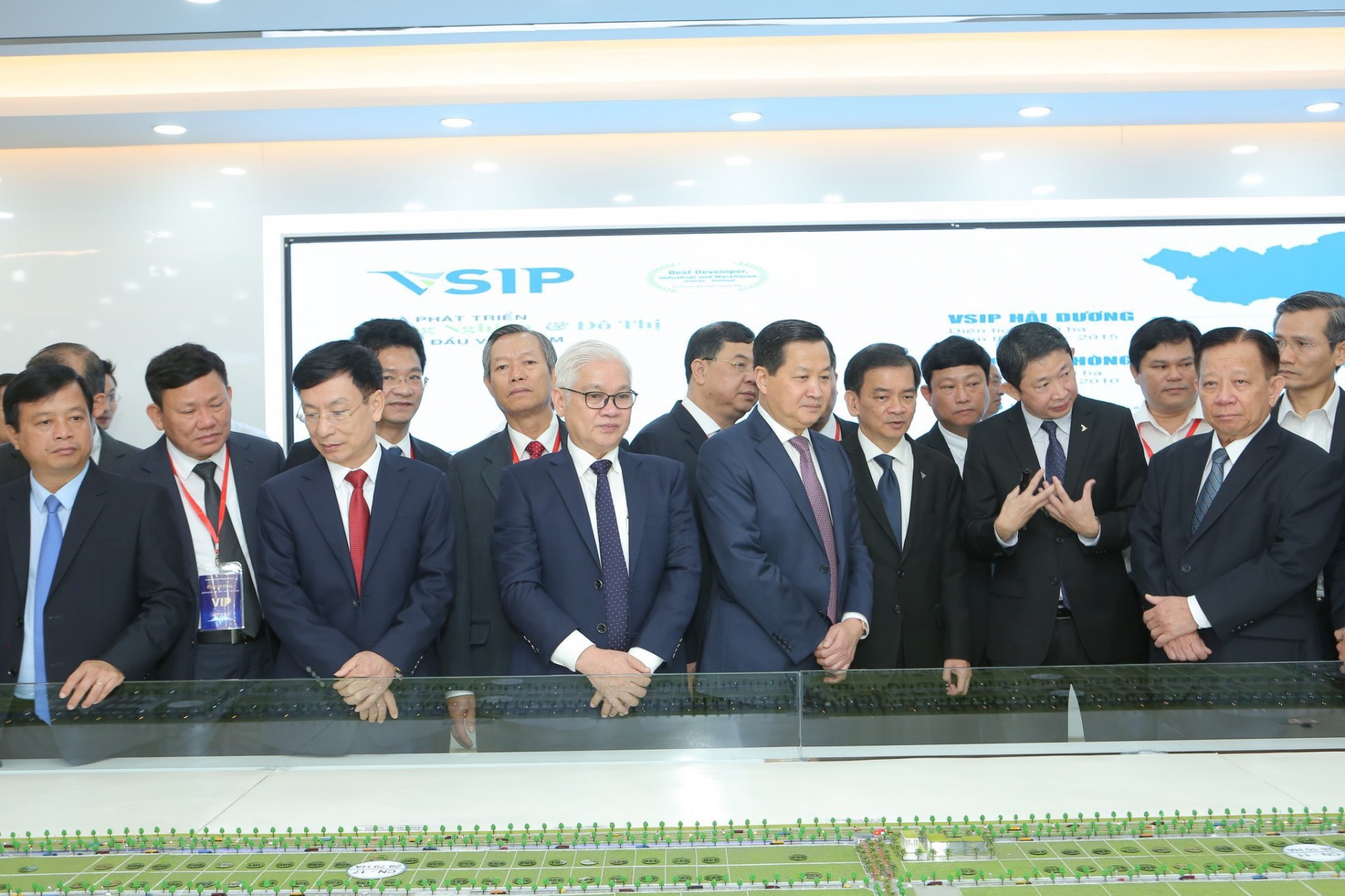 Phó Thủ tướng Lê Minh Khái cùng lãnh đạo 9 tỉnh thăm Khu công nghiệp VSIP 1 Bình Dương