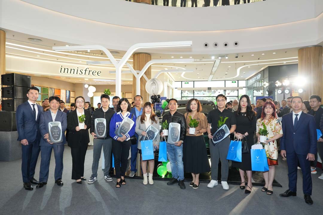 VinFast VF 9 đầu tiên được bàn giao đến tay khách hàng VinFast VF 9 đầu tiên được bàn giao đến tay khách hàng