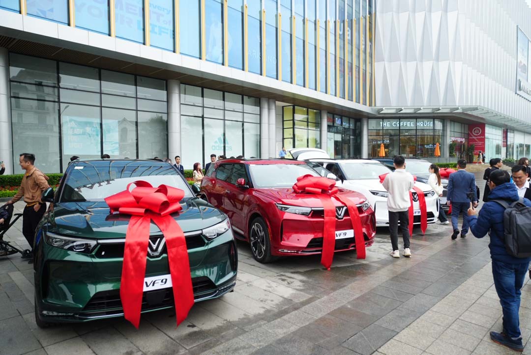 VinFast VF 9 đầu tiên được bàn giao đến tay khách hàng VinFast VF 9 đầu tiên được bàn giao đến tay khách hàng