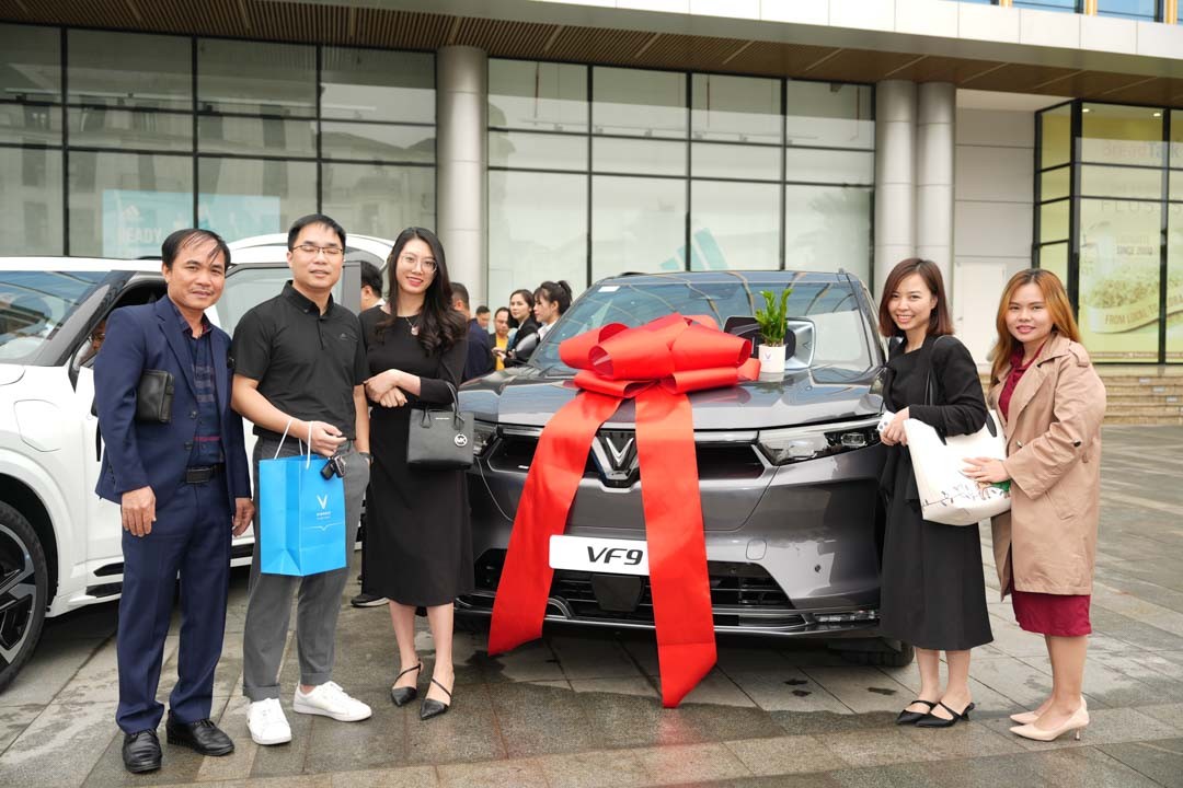 VinFast bàn giao 27 chiếc VF 9 đầu tiên cho khách hàng VinFast VF 9 đầu tiên được bàn giao đến tay khách hàng