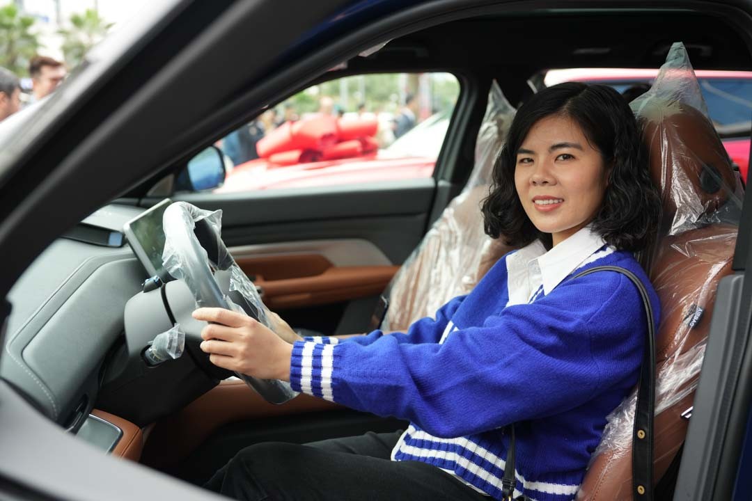 VinFast bàn giao 27 chiếc VF 9 đầu tiên cho khách hàng VinFast VF 9 đầu tiên được bàn giao đến tay khách hàng