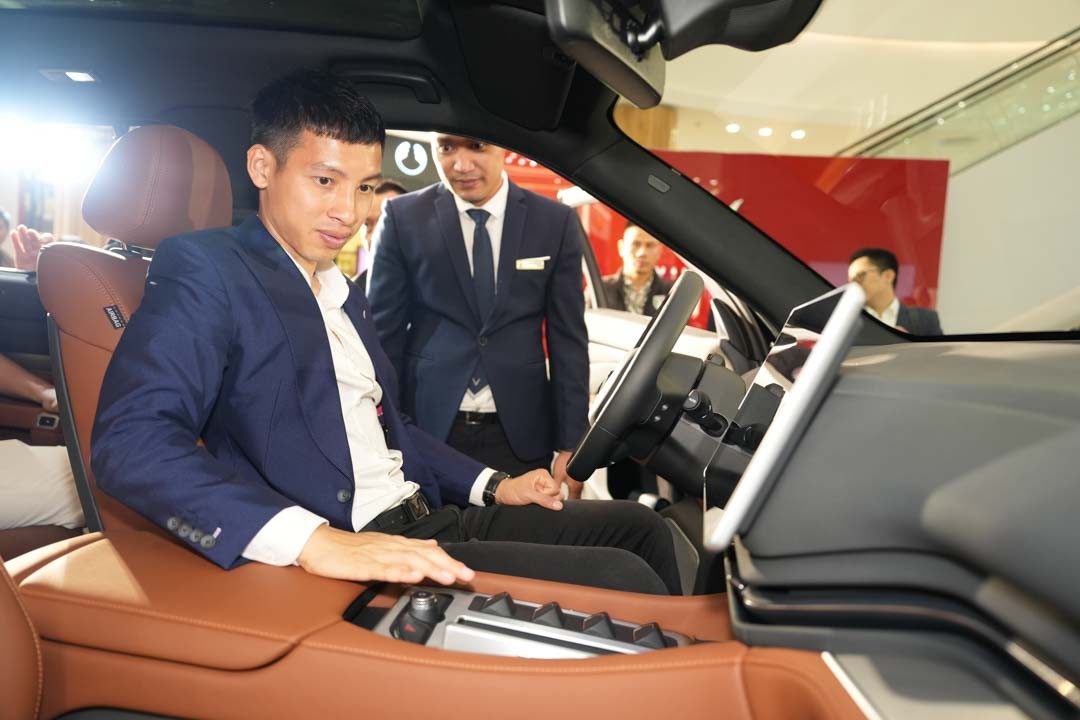 VinFast VF 9 đầu tiên được bàn giao đến tay khách hàng VinFast VF 9 đầu tiên được bàn giao đến tay khách hàng