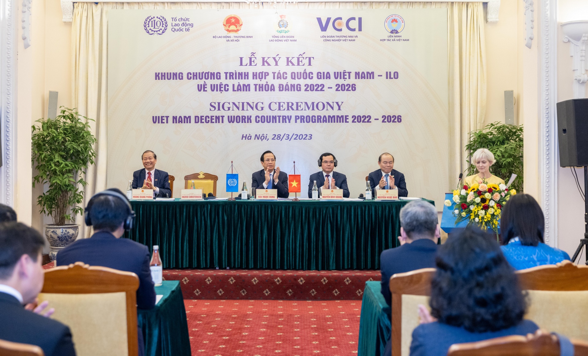 Hướng tới việc làm thoả đáng và bền vững cho mọi người Hướng tới việc làm thoả đáng và bền vững cho mọi người