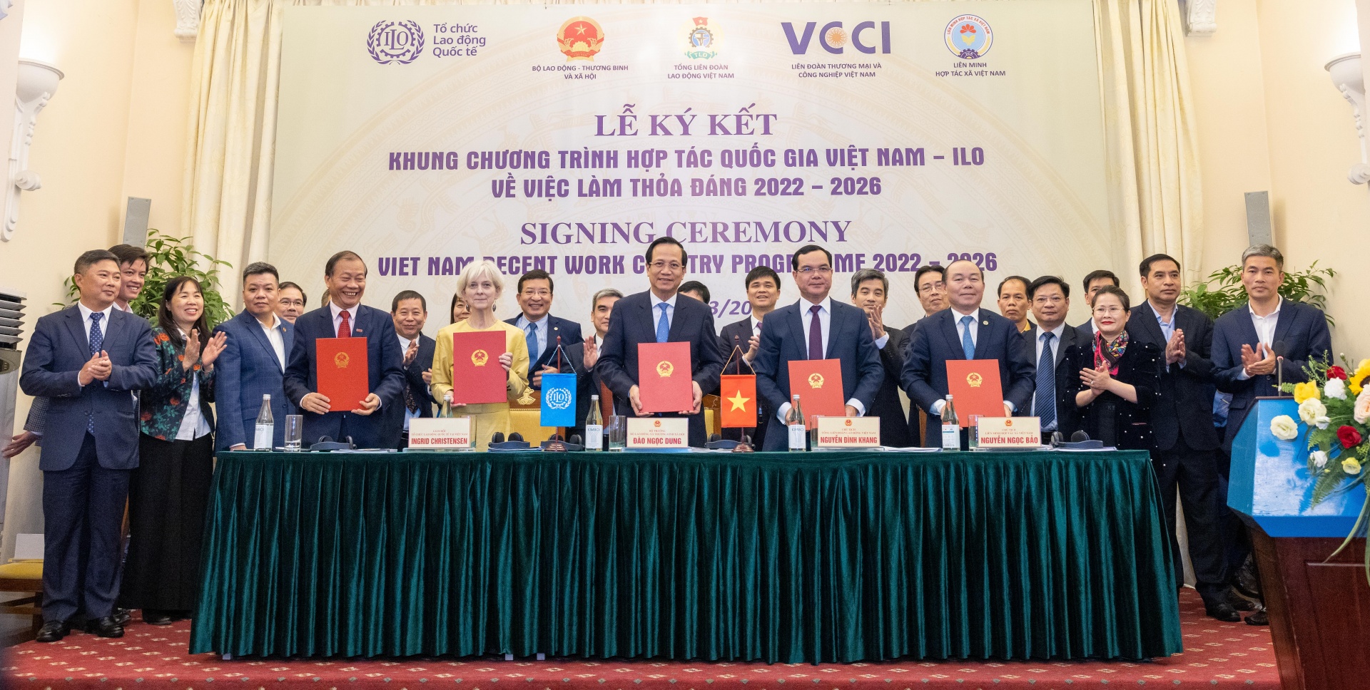 Hướng tới việc làm thoả đáng và bền vững cho mọi người Hướng tới việc làm thoả đáng và bền vững cho mọi người