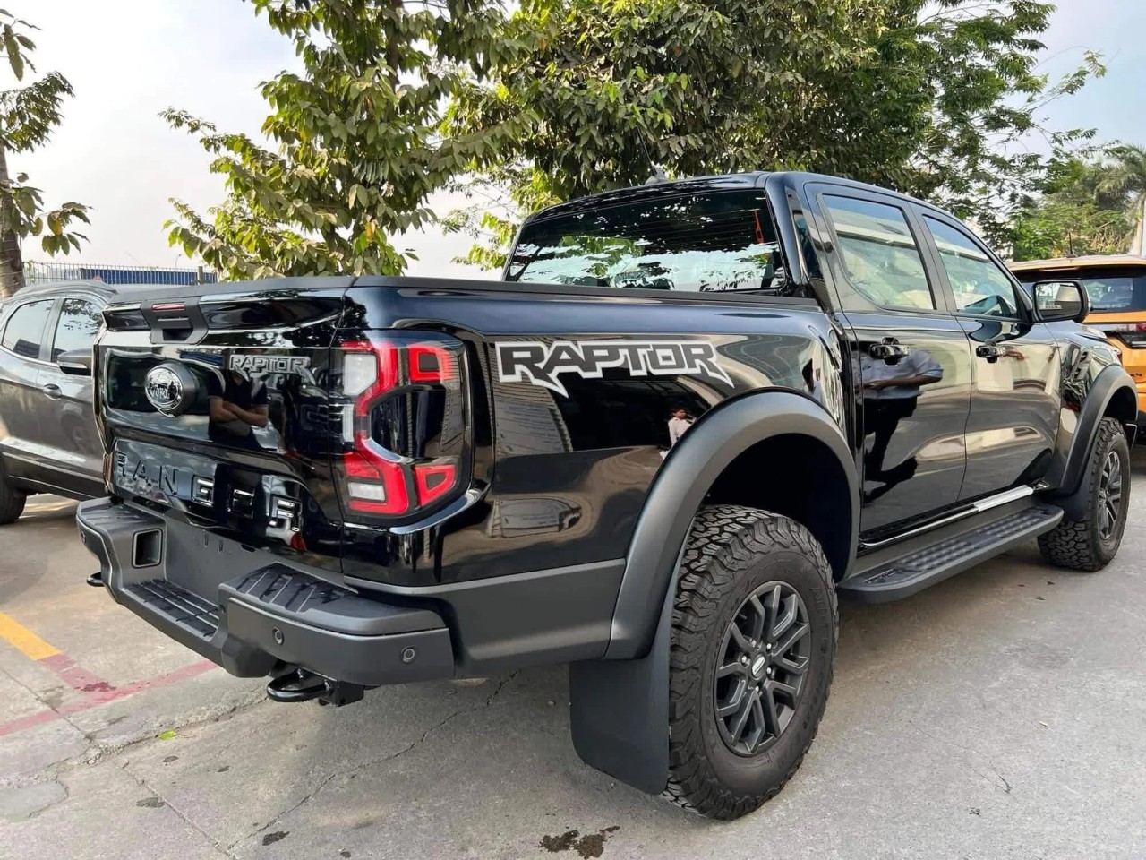 Hình thực tế Ford Ranger Raptor 2023 tại đại lý Hình thực tế Ford Ranger Raptor 2023 tại đại lý