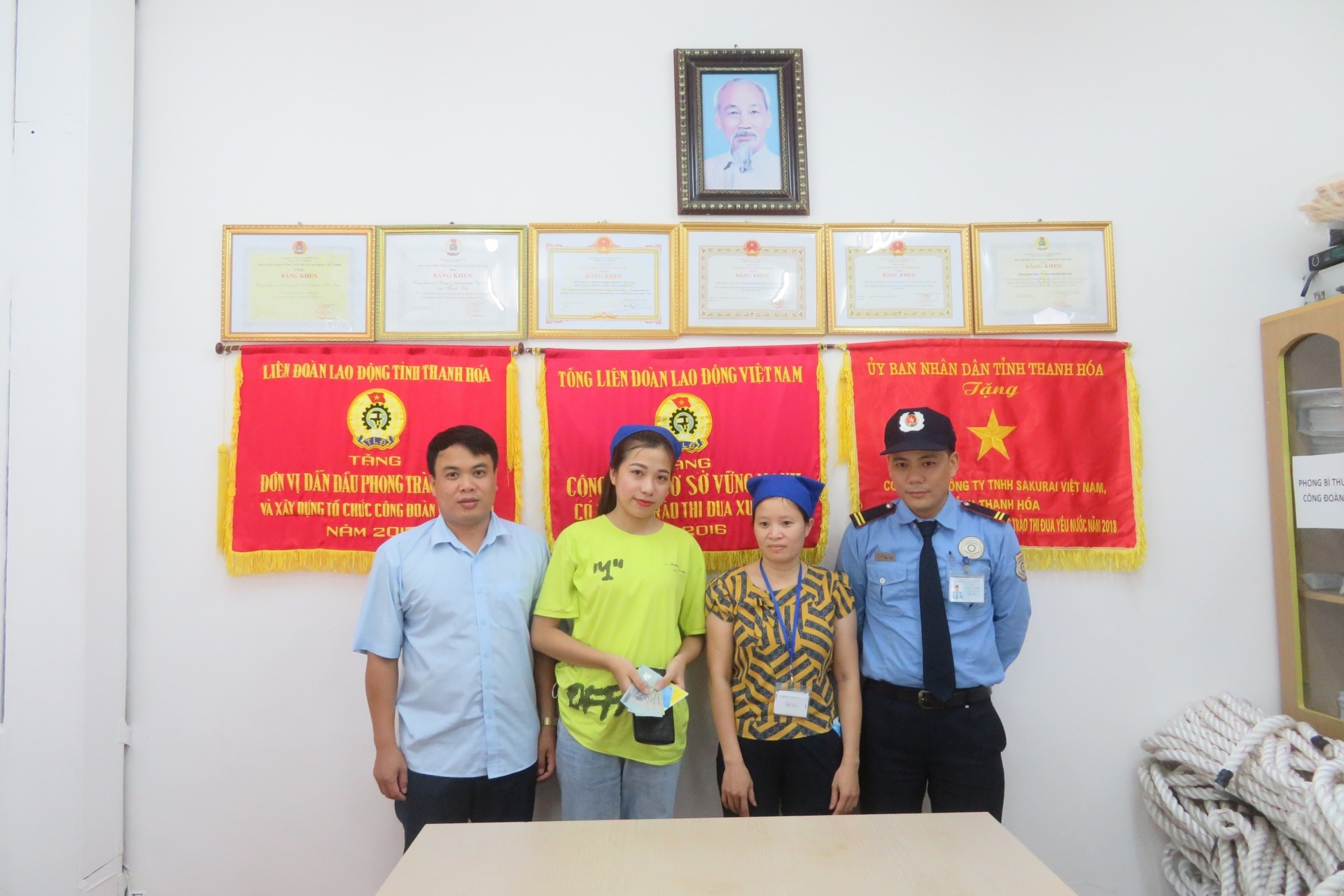 Những chiếc tủ đựng tài sản bị bỏ quên, đánh rơi của người lao động Những chiếc tủ đựng tài sản bị bỏ quên, đánh rơi của người lao động