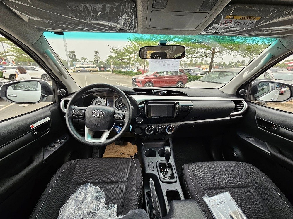 Toyota Hilux 2023 đã bắt đầu xuất hiện tại các đại lý