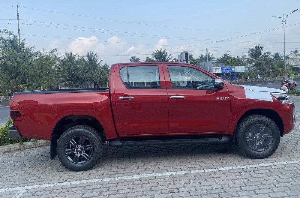 Toyota Hilux 2023 đã bắt đầu xuất hiện tại các đại lý
