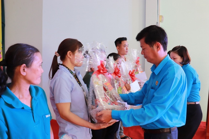 Gỡ khó trong phát triển đảng viên là công nhân khu vực doanh nghiệp ngoài nhà nước Gỡ khó trong phát triển đảng viên là công nhân khu vực doanh nghiệp ngoài nhà nước