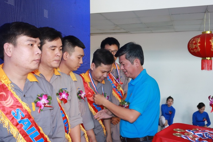 Gỡ khó trong phát triển đảng viên là công nhân khu vực doanh nghiệp ngoài nhà nước Gỡ khó trong phát triển đảng viên là công nhân khu vực doanh nghiệp ngoài nhà nước