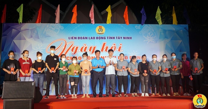 Gỡ khó trong phát triển đảng viên là công nhân khu vực doanh nghiệp ngoài nhà nước Gỡ khó trong phát triển đảng viên là công nhân khu vực doanh nghiệp ngoài nhà nước