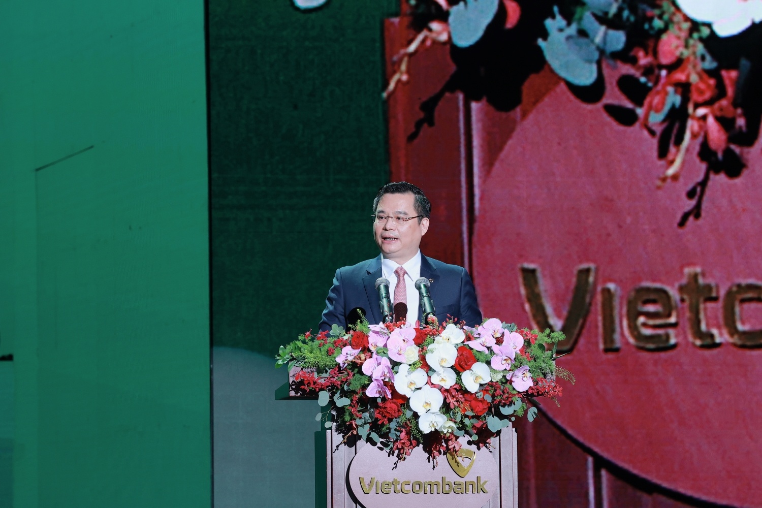 Đ/c Nguyễn Thanh Tùng - Phó Bí thư Đảng ủy, Thành viên HĐQT, Tổng Giám đốc báo cáo tại buổi lễ Đ/c Nguyễn Thanh Tùng - Phó Bí thư Đảng ủy, Thành viên HĐQT, Tổng Giám đốc báo cáo tại buổi lễ