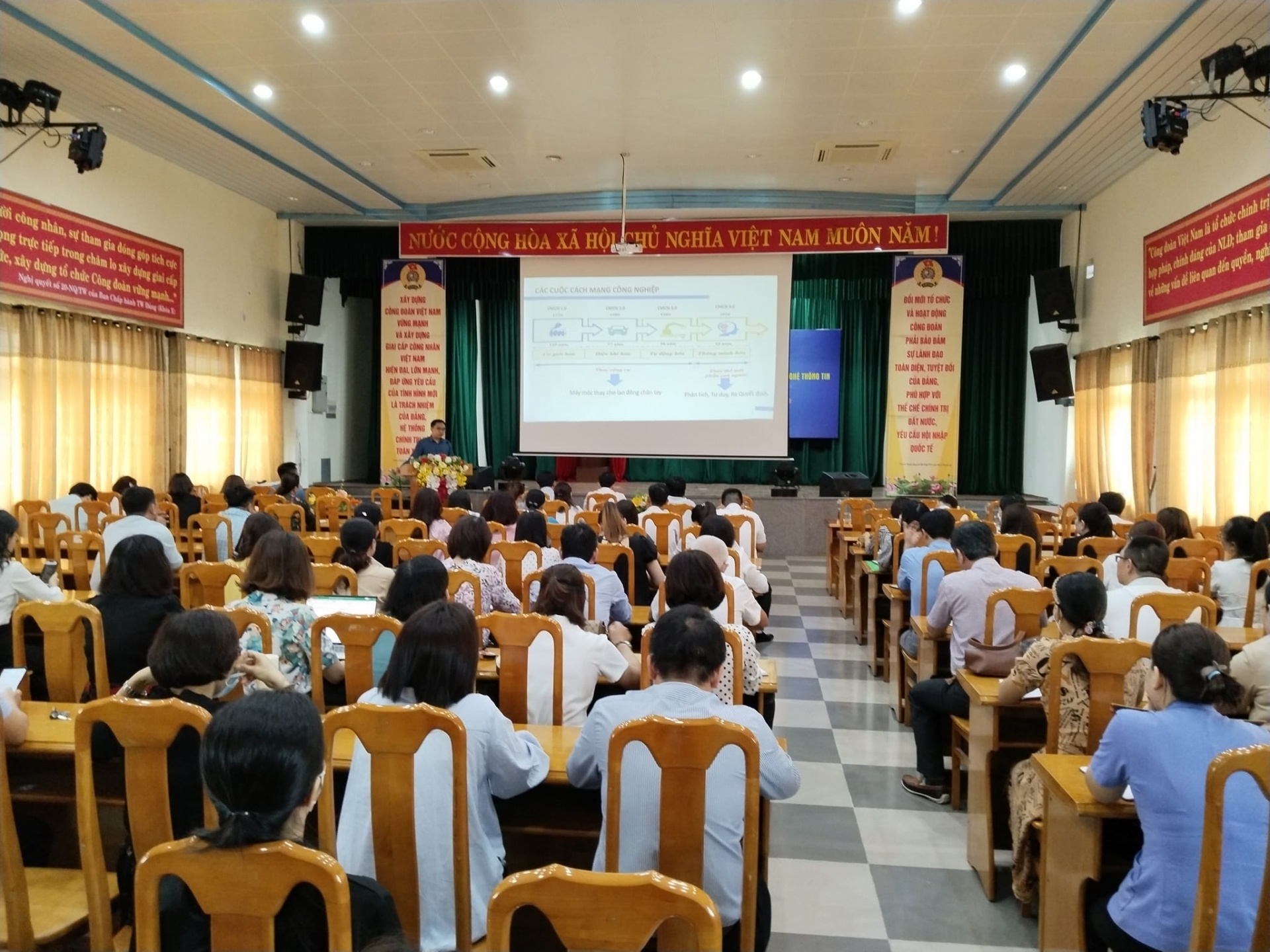 LĐLĐ thành phố Đà Nẵng tập huấn chuyển đổi số và ứng dụng công nghệ thông tin trong hoạt động Công đoàn cho hơn 200 cán bộ CĐCS (Ảnh: PHAN NGUYÊN)