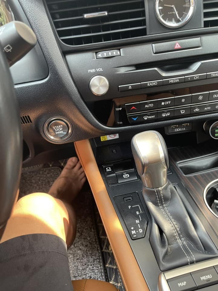 Đi chân trần hoặc đi dép gây mất an toàn khi lái xe Đi chân trần hoặc đi dép gây mất an toàn khi lái xe