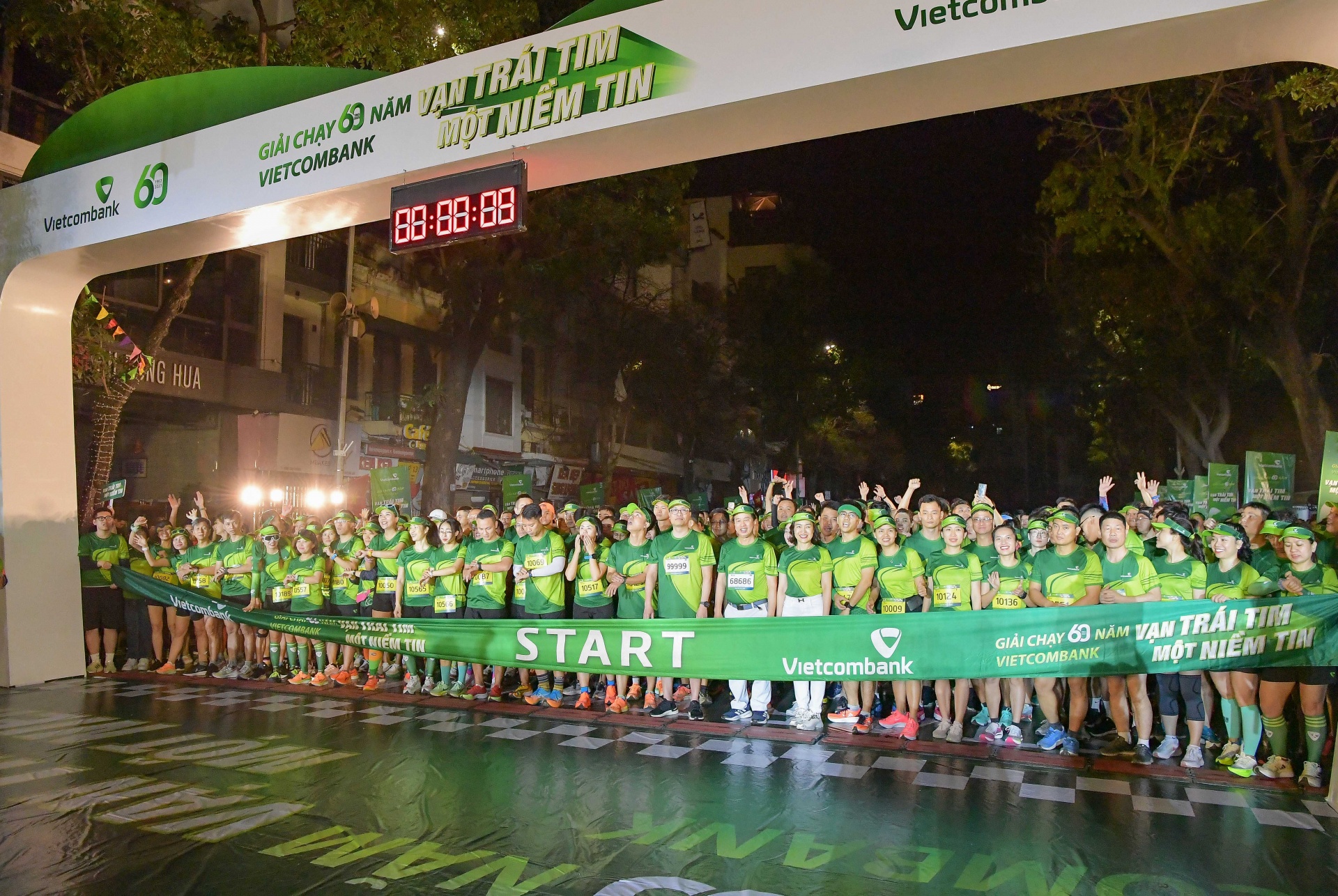 Ban lãnh đạo Vietcombank tham gia giải chạy Vạn trái tim - Một niềm tin -Vietcombank ra mat…: Vietcombank ra mắt quỹ Vững tương lai hỗ trợ học bổng cho học sinh sinh viên nghèo vượt khó tài năng