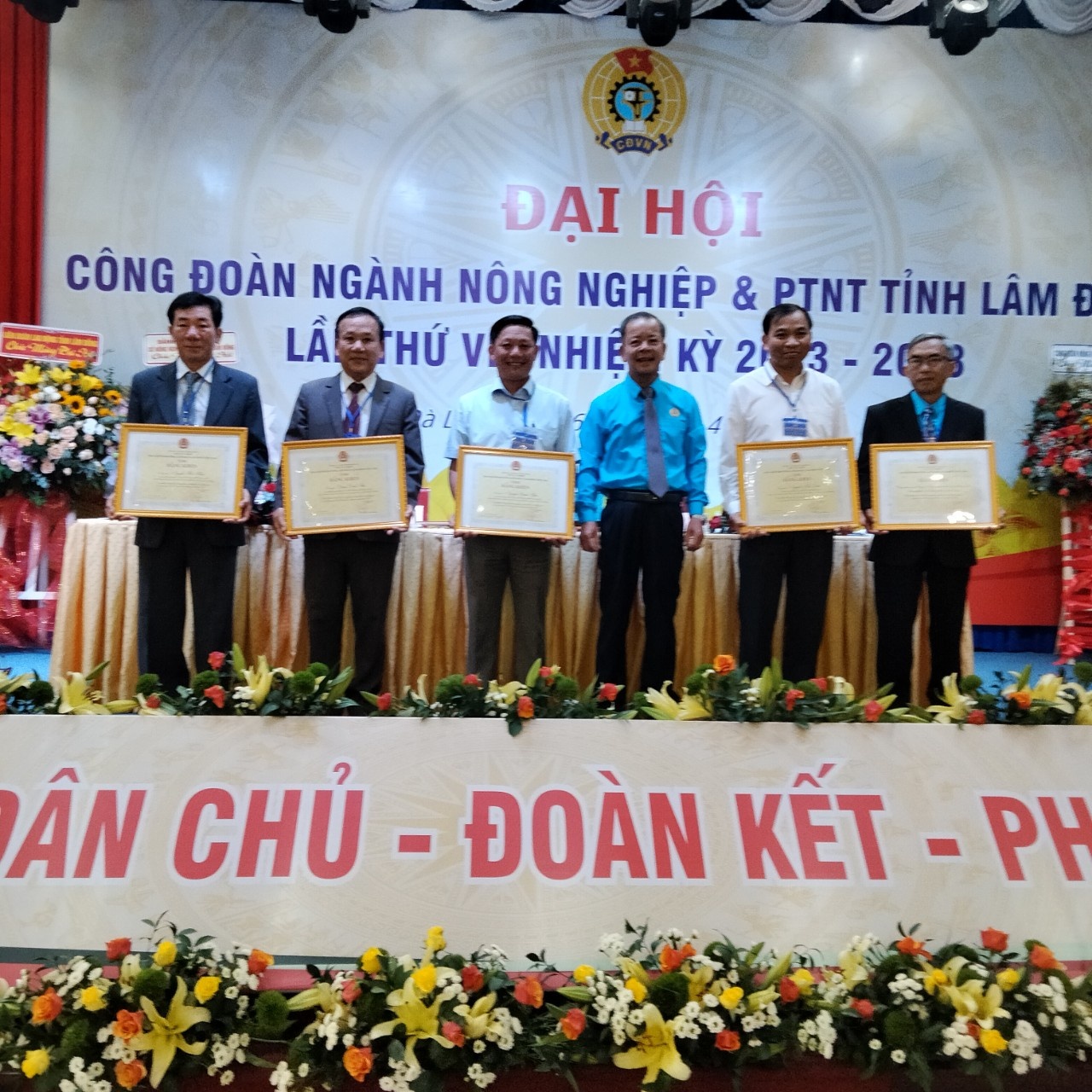 Khi hoạt động công đoàn gắn với nhiệm vụ chuyên môn và hướng về cộng đồng Khi hoạt động công đoàn gắn với nhiệm vụ chuyên môn và hướng về cộng đồng