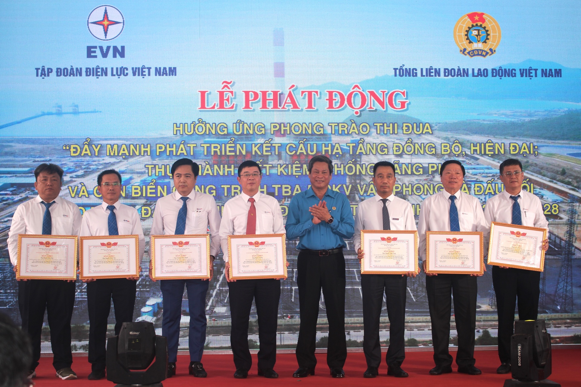 Tổng LĐLĐ Việt Nam gắn biển công trình chào mừng Đại hội XIII Công đoàn Việt Nam Tổng LĐLĐ Việt Nam gắn biển công trình chào mừng Đại hội XIII Công đoàn Việt Nam