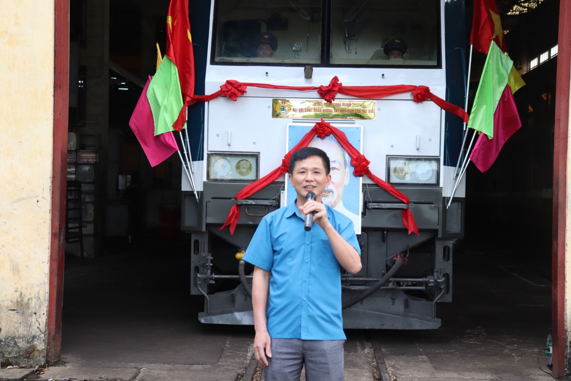 Đồng chí Nguyễn Thanh Hoàn, phó Chủ tịch Công đoàn Đường sắt Việt Nam phát biểu tại buổi Lễ khánh thành (Ảnh: PHAN NGUYÊN)