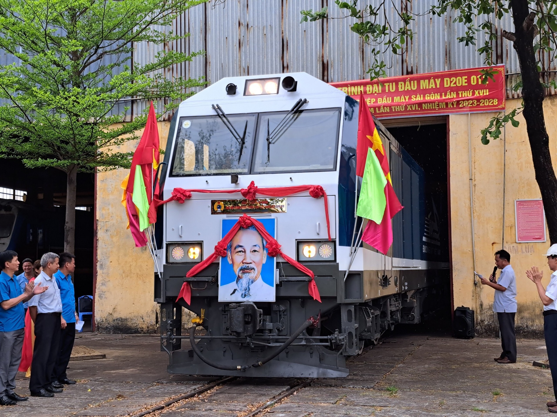 Đầu máy D20E- 012 chính thức được đưa vào phục vụ người dân (Ảnh: PHAN NGUYÊN))