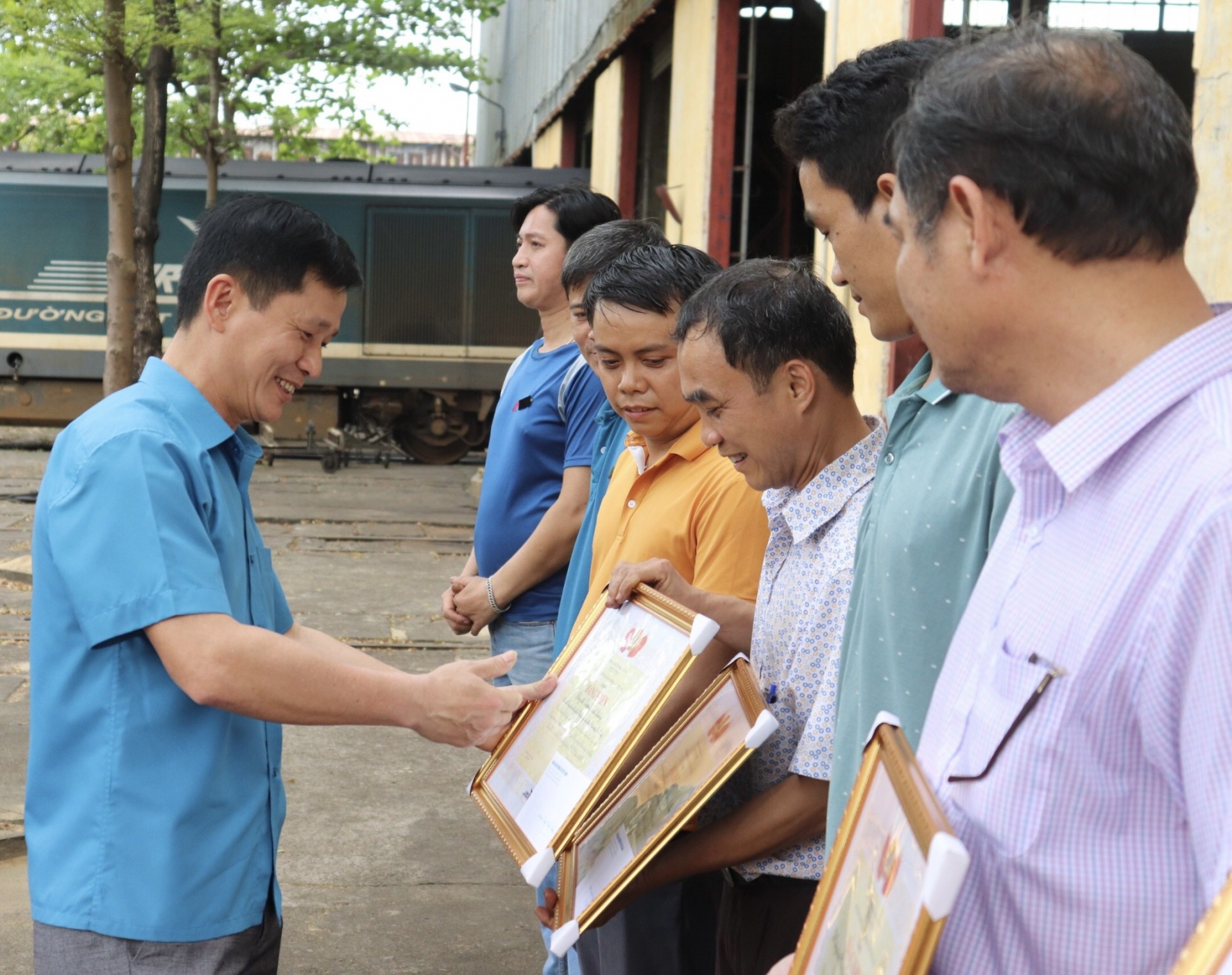 Khen thưởng cho 9 tập thể và 24 cá nhân có thành tích xuất sắc trong việc chỉ đạo thực hiện công trình (Ảnh: PHAN NGUYÊN)